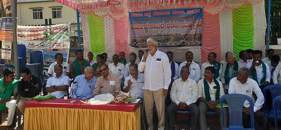 ಸಾಗರಕ್ಕೆ ಜಿಲ್ಲಾ ಕೇಂದ್ರದ ಮಾನ್ಯತೆ ನೀಡಬೇಕು ಎಂದು ಒತ್ತಾಯಿಸಿ ಗುರುವಾರದಿಂದ ಅನಿರ್ದಿಷ್ಟಾವಧಿ ಧರಣಿ ಸತ್ಯಾಗ್ರಹ ಆರಂಭಗೊಂಡಿದೆ