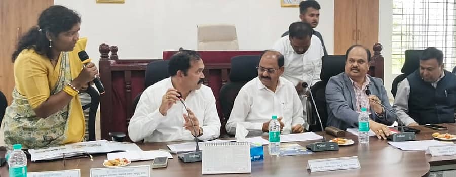 ಕೋಲಾರದಲ್ಲಿ ಗುರುವಾರ ರಾಜ್ಯ ಭೋವಿ ಅಭಿವೃದ್ಧಿ ನಿಗಮದ ಅಧ್ಯಕ್ಷ ಎಂ.ರಾಮಪ್ಪ ಜಿಲ್ಲಾ ಮಟ್ಟದ ಪ್ರಗತಿ ಪರಿಶೀಲನಾ ಸಭೆ ನಡೆಸಿದರು. ಎಂ.ಆರ್.ರವಿ, ಪ್ರವೀಣ್ ಪಿ.ಬಾಗೇವಾಡಿ, ಚಂದ್ರನಾಯಕ್, ಎನ್.ವಿಜಯಲಕ್ಷ್ಮಿ ಪಾಲ್ಗೊಂಡಿದ್ದರು