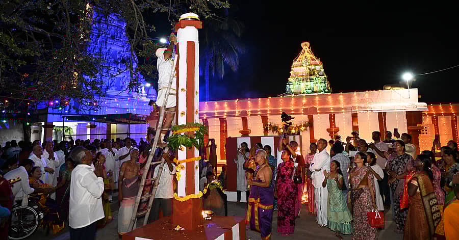 ಚಿಂತಾಮಣಿ ತಾಲ್ಲೂಕಿನ ಕೈವಾರ ಭೀಮಲಿಂಗೇಶ್ವರ ದೇವಾಲಯಕ್ಕೆ ಬುಧವಾರ ಮಾಡಿದ್ದ ವಿದ್ಯುತ್ ದೀಪಾಲಂಕಾರ