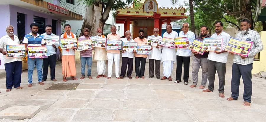 ಬೆಂಗಳೂರು–ಮುಂಬೈ ನಡುವೆ ಹೊಸ ಸೂಪರ್ ಫಾಸ್ಟ್ ರೈಲು ಓಡಿಸುವಂತೆ ಒತ್ತಾಯಿಸಿ ಯಾದಗಿರಿಯಲ್ಲಿ ಗುರುವಾರ ಹೋರಾಟಗಾರರು ಭಿತ್ತಿಪತ್ರ ಪ್ರದರ್ಶಿಸಿದರು