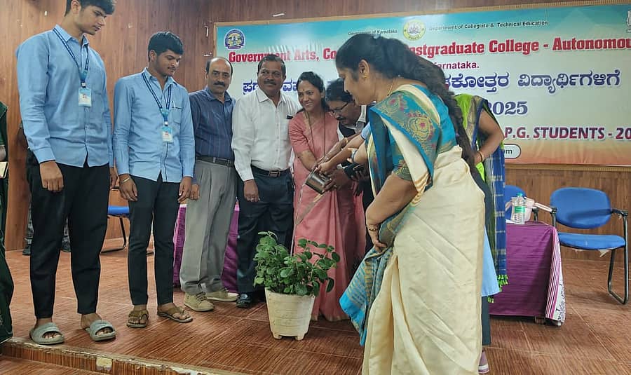 ಹಾಸನದ ಸರ್ಕಾರಿ ಕಲಾ, ವಾಣಿಜ್ಯ ಮತ್ತು ಸ್ನಾತಕೋತ್ತರ ಸ್ವಾಯತ್ತ ಕಾಲೇಜಿನಲ್ಲಿ ನಡೆದ ಕಾರ್ಯಕ್ರಮವನ್ನು ಡಾ.ನಾಗಲಕ್ಷ್ಮಿ ಚೌಧರಿ ಉದ್ಘಾಟಿಸಿದರು