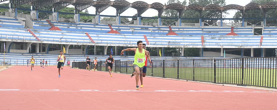 ಬಾಲಕರ 4x100 ಮೀಟರ್ ರಿಲೆನಲ್ಲಿ ಸ್ಪರ್ಧಿಗಳು ಗುರಿಯತ್ತ ಧಾವಿಸಿದರು