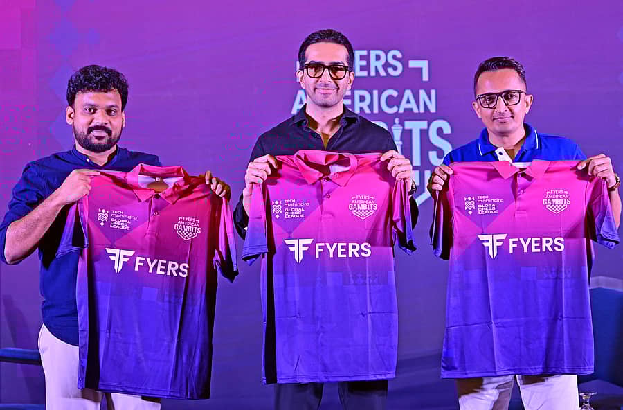 ಬೆಂಗಳೂರಿನಲ್ಲಿ ಗುರುವಾರ, ಗ್ಲೋಬಲ್ ಚೆಸ್ ಲೀಗ್ ಫ್ರಾಂಚೈಸಿಯಾದ ಅಮೆರಿಕನ್ ಗ್ಯಾಂಬಿಟ್ಸ್ ತಂಡದ ಜೆರ್ಸಿ ಅನಾವರಣ ಕಾರ್ಯಕ್ರಮದಲ್ಲಿ ಫ್ರಾಂಚೈಸಿಯ ಸಹ ಮಾಲಕ ಪಿ.ಪಿ.ಪ್ರಚುರಾ, ತಂಡದ ಪ್ರಧಾನ ಪ್ರಾಯೋಜಕರಾದ ಫೈರ್ಸ್ ಬ್ರೋಕರೇಜ್ನ ಸಿಇಒ ತೇಜಸ್ ಖೋಡೆ, ಹಿರಿಯ ಉಪಾಧ್ಯಕ್ಷ ಲಕ್ಕಿ ಸೈನಿ ಅವರು ಪಾಲ್ಗೊಂಡಿದ್ದರು -ಪ್ರಜಾವಾಣಿ ಚಿತ್ರ