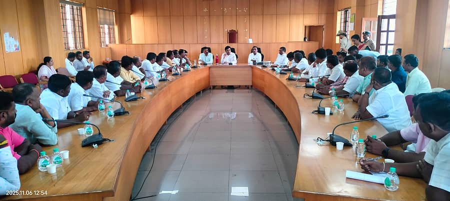 ರಾಮನಗರ ತಾಲ್ಲೂಕಿನ ಬಿಡದಿ ಹೋಬಳಿಯಲ್ಲಿ ನಿರ್ಮಾಣವಾಗಲಿರುವ ಗ್ರೇಟರ್ ಬೆಂಗಳೂರು ಸಮಗ್ರ ಉಪನಗರ ಯೋಜನಾ ಪ್ರದೇಶದ ಜಮೀನುಗಳ ಮಾಲೀಕರ ಜೊತೆ ಜಿಲ್ಲಾಧಿಕಾರಿ ಯಶವಂತ್ ವಿ. ಗುರುಕರ್ ಅವರು ಗುರುವಾರ ಸಭೆ ನಡೆಸಿದರು. ಹೆಚ್ಚುವರಿ ಜಿಲ್ಲಾಧಿಕಾರಿ ಆರ್. ಚಂದ್ರಯ್ಯ, ಜಿಬಿಡಿಎ ಹೆಚ್ಚುವರಿ ಆಯುಕ್ತ ಮಾರುತಿ ಪ್ರಸನ್ನ ಹಾಗೂ ಇತರರು ಇದ್ದಾರೆ