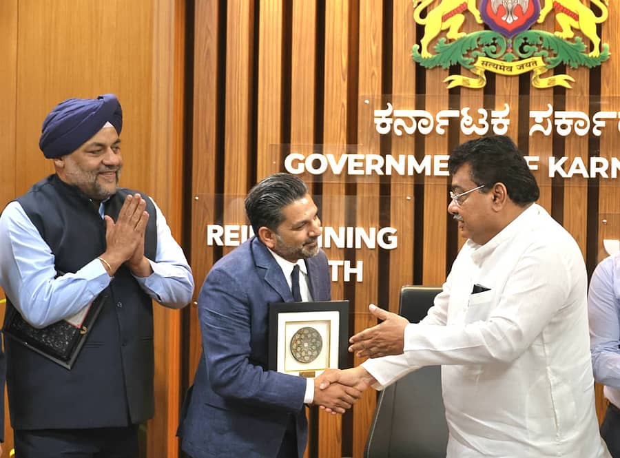 ಬುರ್ಕಾನ್ ವರ್ಲ್ಡ್ನ ಅಧೀನ ಸಂಸ್ಥೆ ದಿ ಘಾಜಿ ಗ್ರೂಪ್ನ ಮುಖ್ಯ ಕಾರ್ಯನಿರ್ವಹಣಾಧಿಕಾರಿ ಶಫಿ ಖಾನ್ ಅವರು ಬೃಹತ್ ಕೈಗಾರಿಕಾ ಸಚಿವ ಎಂ.ಬಿ.ಪಾಟೀಲ ಅವರನ್ನು ಗುರುವಾರ ಭೇಟಿ ಮಾಡಿ, ಮಾತುಕತೆ ನಡೆಸಿದರು.