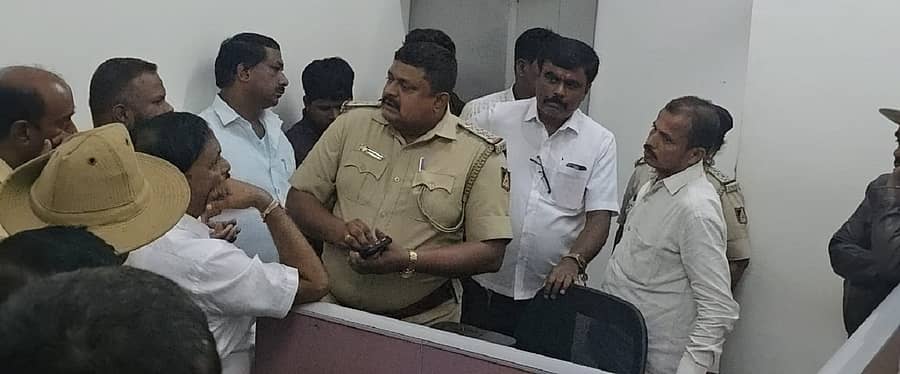 ಕೋಲಾರದಲ್ಲಿ ಡಿಸಿಸಿ ಬ್ಯಾಂಕ್ ಚುನಾವಣೆಯ ಲಾಟರಿ ಪ್ರಕ್ರಿಯೆ ವಿಡಿಯೊ ನೀಡುವಂತೆ ಆಗ್ರಹಿಸಿ ಪ್ರತಿಸ್ಪರ್ಧಿ ಆನಂದ್ ಕುಮಾರ್ ಹಾಗೂ ಜೆಡಿಎಸ್ ಕಾರ್ಯಕರ್ತರು ಪ್ರತಿಭಟನೆ ನಡೆಸಿದರು. ಪೊಲೀಸರು ಮಧ್ಯ ಪ್ರವೇಶಿಸಿ ಮನವೊಲಿಸಲು ಪ್ರಯತ್ನಿಸಿದರು