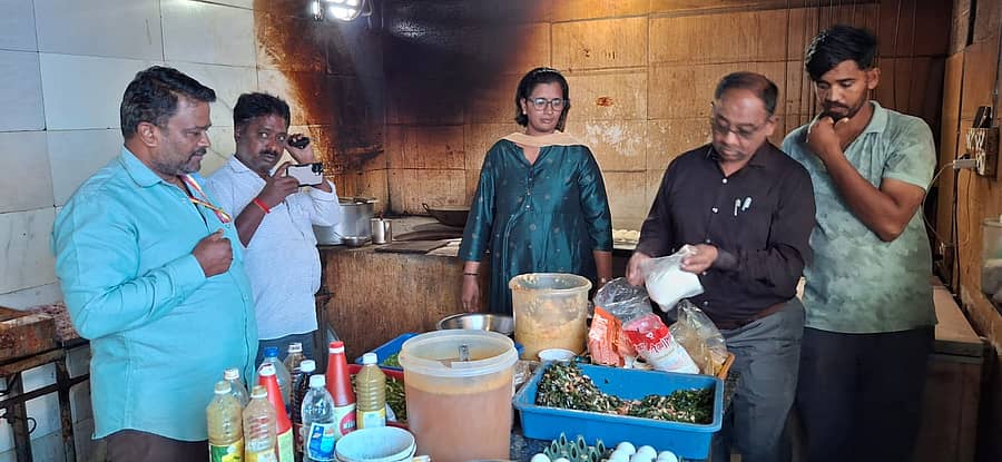 ಜಿಲ್ಲಾ ಹಾಗೂ ತಾಲ್ಲೂಕು ಆರೋಗ್ಯಾಧಿಕಾರಿಗಳು ಮುಳಬಾಗಿಲು ನಗರದ ಹೊರವಲಯದ ಡಾಬಾಗಳ ಮೇಲೆ ದಾಳಿ ನಡೆಸಿ ಪರಿಶೀಲನೆ ನಡೆಸಿದರು