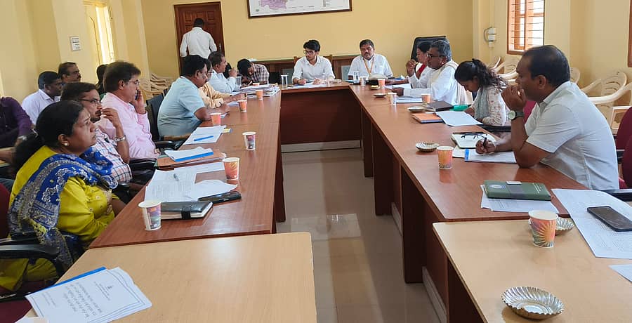 ಕೊಳ್ಳೇಗಾಲ ನಗರದಲ್ಲಿ ಗುರುವಾರ ಉಪ ವಿಭಾಗಾಧಿಕಾರಿ ದಿನೇಶ್ ಕುಮಾರ್ ಮೀನಾ ಅಧ್ಯಕ್ಷತೆಯಲ್ಲಿ ಎಸ್ಸಿ-ಎಸ್ಟಿ ಉಪವಿಭಾಗದ ಮಟ್ಟದ ಜಾಗೃತಿ ಮತ್ತು ಉಸ್ತುವಾರಿ ಸಮಿತಿ ಸಭೆ ನಡೆಯಿತು