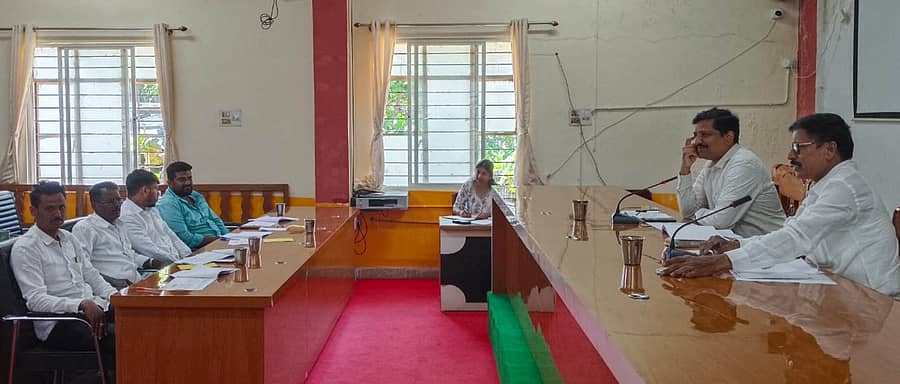 ಕಡೂರು ತಾಲ್ಲೂಕು ಪಂಚಾಯಿತಿ ಸಭಾಂಗಣದಲ್ಲಿ ಗುರುವಾರ ತಾಲ್ಲೂಕು ಗ್ಯಾರಂಟಿ ಅನುಷ್ಠಾನ ಸಮಿತಿಯ ಪ್ರಗತಿ ಪರಿಶೀಲನಾ ಸಭೆ ನಡೆಯಿತು. ಆಸಂದಿ ಕಲ್ಲೇಶ್, ಪ್ರವೀಣ್ ಸಿ.ಆರ್.ಇದ್ದರು