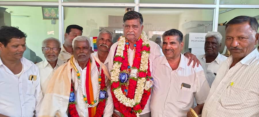 ಗುಂಡ್ಲುಪೇಟೆ ತಾಲ್ಲೂಕು ವ್ಯವಸಾಯೋತ್ಪನ್ನ ಮಾರಾಟ ಸಹಕಾರ ಸಂಘದ ಅಧ್ಯಕ್ಷ ಮತ್ತು ಉಪಾಧ್ಯಕ್ಷರಾಗಿ ಜಿ.ಮಡಿವಾಳಪ್ಪ ಮತ್ತು ಗೋಕುಲಶೆಟ್ಟಿ ಆಯ್ಕೆಯಾದರು