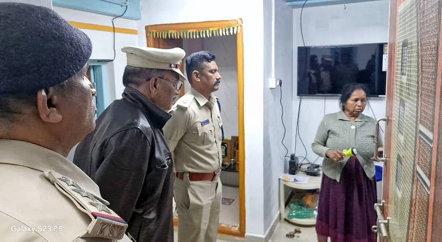 ಶ್ರೀರಂಗಪಟ್ಟಣ ತಾಲ್ಲೂಕಿನ ಕೂಡಲಕುಪ್ಪೆ ಗ್ರಾಮದ ಸುವರ್ಣ ಮತ್ತು ಮೀನಾಕ್ಷಿ ಎಂಬವರ ಮನೆಗಳಲ್ಲಿ ಗುರುವಾರ ಮುಂಜಾನೆ ಕಳವು ಪ್ರಕರಣ ನಡೆದಿದ್ದು, ಎಸ್ಪಿ ಮಲ್ಲಿಕಾರ್ಜುನ ಬಾಲದಂಡಿ ಭೇಟಿ ನೀಡಿ ಪರಿಶೀಲಿಸಿದರು