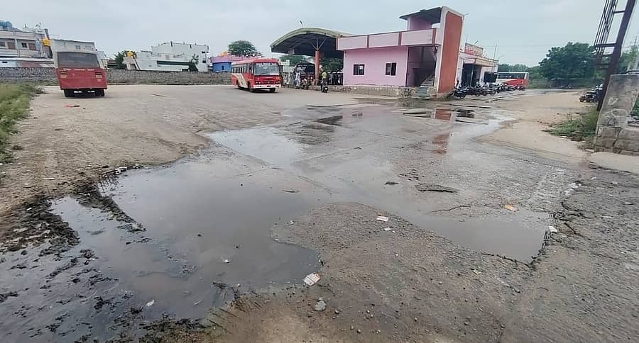 ಮಸ್ಕಿಯ ಕಲ್ಯಾಣ ಸಾರಿಗೆ ಸಂಸ್ಥೆಯ ಬಸ್ ನಿಲ್ದಾಣದ ಒಳಗೆ ಹರಿಯುತ್ತಿರುವ ಚರಂಡಿ ಹಾಗೂ ಶೌಚಾಲಯದ ನೀರು