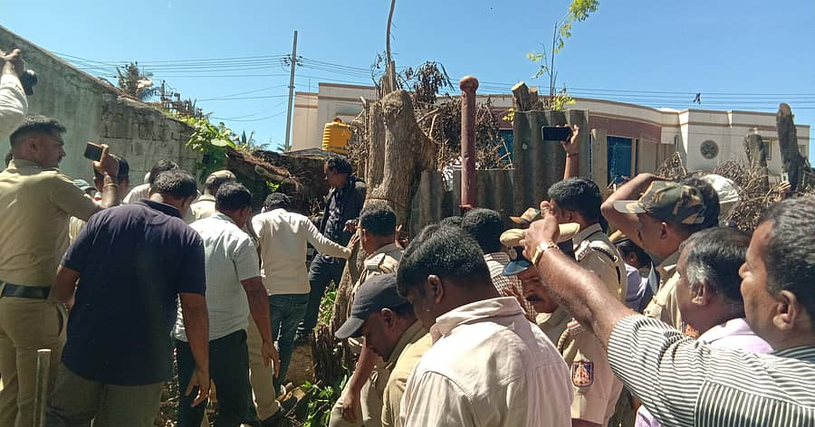 ಬೇಲೂರಿನ ಒಕ್ಕಲಿಗರ ಕಲ್ಯಾಣ ಮಂಟಪದ ಎದುರಿನಲ್ಲಿರುವ ಮಾಜಿ ಸಚಿವ ಬಿ.ಶಿವರಾಂ ಹಾಗೂ ಕಾಂಗ್ರೆಸ್ ಪಕ್ಷಕ್ಕೆ ಸೇರಿದ ನಿವೇಶನದ ಅಳತೆ ಸಂದರ್ಭ ಪುರಸಭೆ ಅಧಿಕಾರಿಗಳು ಮತ್ತು ಪಕ್ಕದ ನಿವಾಸಿಗರ ನಡುವೆ ಮಾತಿನ ಚಕಮಕಿ ನಡೆಯಿತು