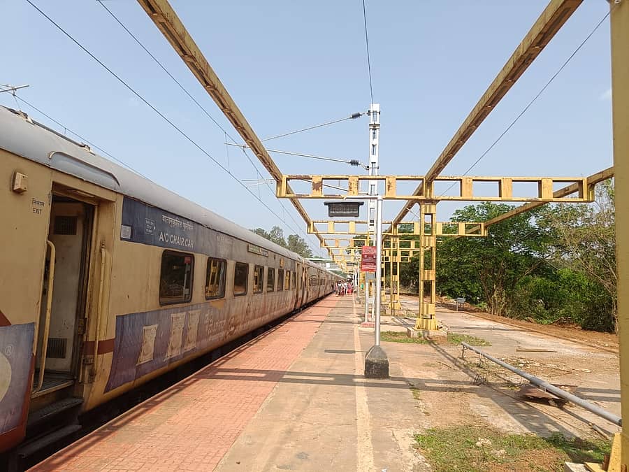 ಸಾಗರದ ರೈಲ್ವೆ ನಿಲ್ದಾಣದಲ್ಲಿ ಆಮೆಗತಿಯಲ್ಲಿ ಸಾಗುತ್ತಿರುವ ರೈಲ್ವೆ ಫ್ಲಾಟ್ ಫಾರಂಗೆ ಮೇಲ್ಛಾವಣಿ ಹೊದಿಸುವ ಕಾಮಗಾರಿ.