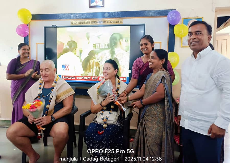 ಇಂಗ್ಲೆಂಡ್ನ ವೇಯ್ನ್ ಕಾರ್ಟರ್ ದಂಪತಿಯನ್ನು ಆಶ್ರಮದ ವತಿಯಿಂದ ಸನ್ಮಾನಿಸಲಾಯಿತು