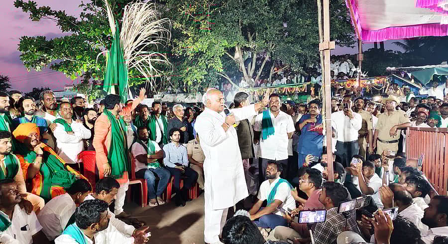 ಬೆಳಗಾವಿ ಜಿಲ್ಲೆಯ ಗುರ್ಲಾಪುರದಲ್ಲಿ ರೈತರು ನಡೆಸಿದ ಅನಿರ್ದಿಷ್ಟಾವಧಿ ಮುಷ್ಕರ ಸ್ಥಳಕ್ಕೆ ಗುರುವಾರ ಭೇಟಿ ನೀಡಿದ ಸಕ್ಕರೆ ಸಚಿವ ಶಿವಾನಂದ ಪಾಟೀಲ ಪ್ರತಿಭಟನಾಕಾರರನ್ನು ಸಮಾದಾನ ಮಾಡಲು ಯತ್ನಿಸಿದರು –ಪ್ರಜಾವಾಣಿ ಚಿತ್ರ