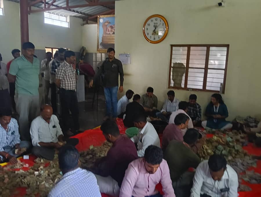 ಕೊಳ್ಳೇಗಾಲ ತಾಲ್ಲೂಕಿನ ಶಿವನಸಮುದ್ರದ ಸಮೂಹ ದೇವಾಲಯದ ಹುಂಡಿ ಎಣಿಕೆ ಕಾರ್ಯ ಮಧ್ಯರಂಗನಾಥ ಸ್ವಾಮಿ ದೇವಾಲಯದ ದಾಸೋಹ ಭವನದಲ್ಲಿ ಗುರುವಾರ ನಡೆಯಿತು.