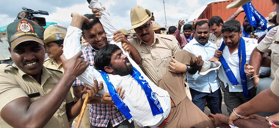 ಪಾದಯಾತ್ರೆ ಕೈಗೊಂಡಿದ್ದ ಭೀಮ್ ಪ್ರಜಾ ಸಂಘದ ಕಾರ್ಯಕರ್ತರನ್ನು ಪೊಲೀಸರು ವಶಕ್ಕೆ ಪಡೆದರು.