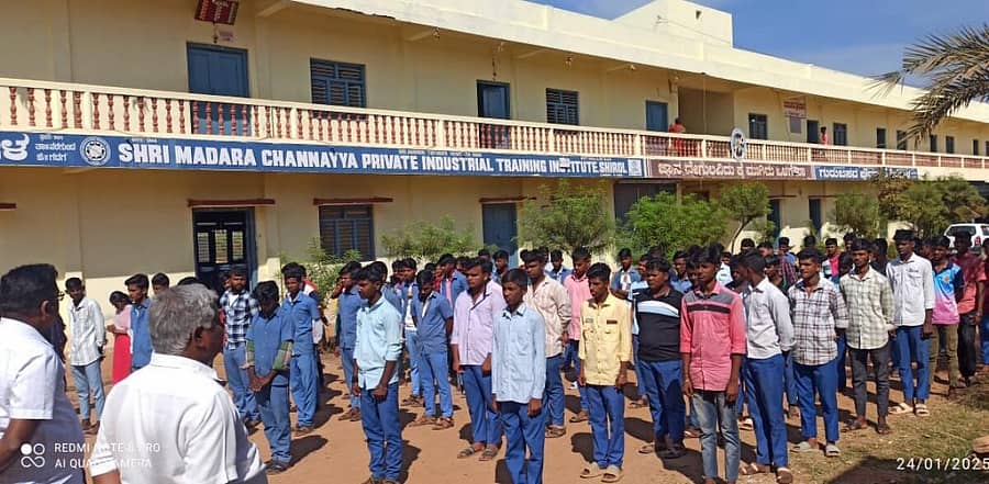 <div class="paragraphs"><p><strong>ನರಗುಂದ ತಾಲ್ಲೂಕಿನ ಶಿರೋಳದ ಮಾದರ ಚನ್ನಯ್ಯ ಕೈಗಾರಿಕೆ ತರಬೇತಿ ಸಂಸ್ಥೆ.</strong></p></div><div class="paragraphs"><ul><li><p><br></p></li></ul></div>