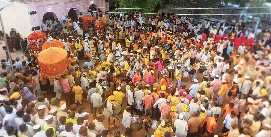 ಶ್ರೀ ಅಡಿವೆಪ್ಪ ಮಹಾರಾಜರ ಅಂತಿಮಯಾತ್ರೆಯಲ್ಲಿ ಪಾಲ್ಗೊಂಡ ಭಕ್ತರು