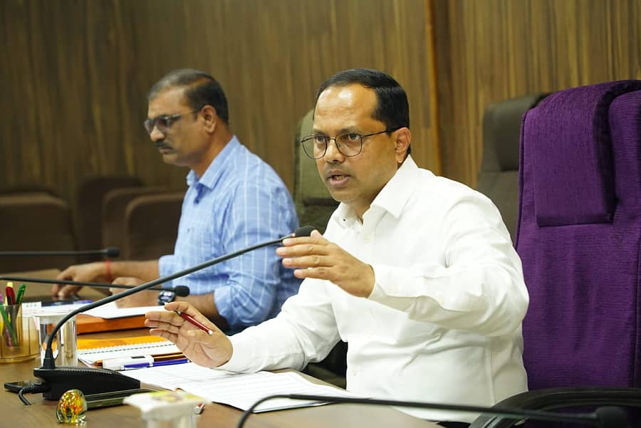 ಪರಿಶಿಷ್ಟ ಜಾತಿ ಉಪ ಯೋಜನೆ (ಎಸ್ಸಿಎಸ್ಪಿ) ಮತ್ತು ಬುಡಕಟ್ಟು ಉಪ ಯೋಜನೆ (ಟಿಎಸ್ಪಿ) ಅನುಷ್ಠಾನ ಕುರಿತು ಗುರುವಾರ ಏರ್ಪಡಿಸಿದ್ದ ಜಿಲ್ಲಾ ಮಟ್ಟದ ಪ್ರಗತಿ ಪರಿಶೀಲನೆ ಸಭೆಯಲ್ಲಿ ಜಿಲ್ಲಾಧಿಕಾರಿ ನಾಗೇಂದ್ರ ಪ್ರಸಾದ್ ಕೆ. ಮಾತನಾಡಿದರು