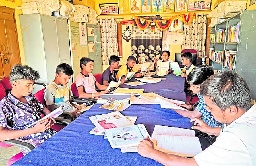 <div class="paragraphs"><p>ಜೇವರ್ಗಿಯ ಸೊನ್ನ ಗ್ರಾಮದ ಅರಿವು ಕೇಂದ್ರದಲ್ಲಿ ಅಕ್ಷರ ಅವಿಷ್ಕಾರ ಯೋಜನೆಯ ಕಲಿಕಾಸರೆ ಪುಸ್ತಕಗಳ ಅಧ್ಯಯನದಲ್ಲಿ ತೊಡಗಿರುವ ಮಕ್ಕಳು</p></div>