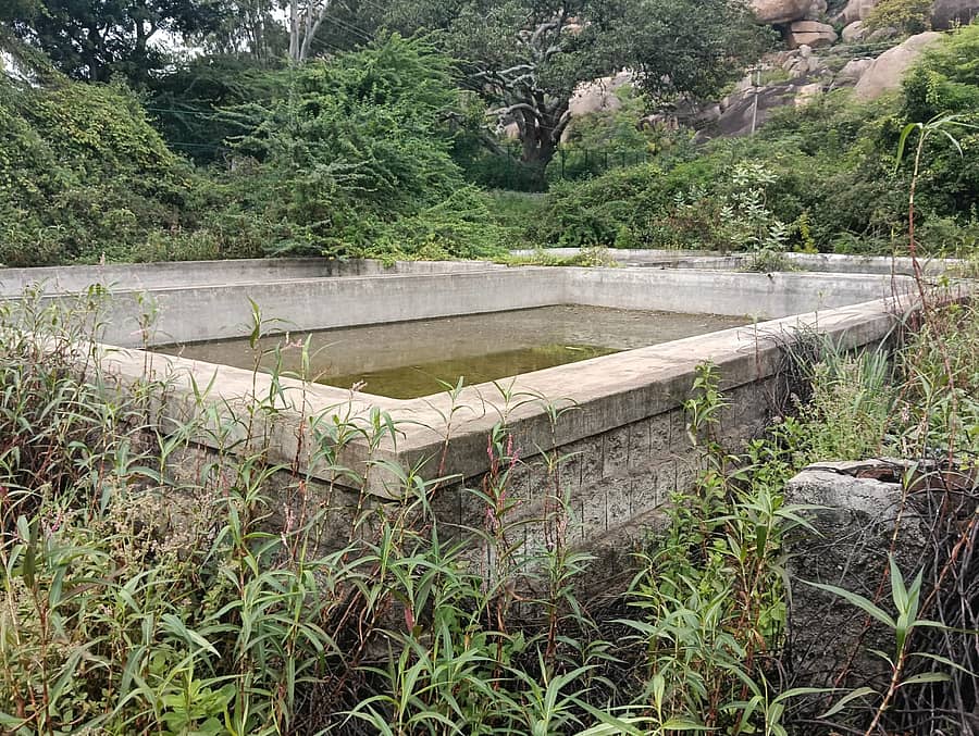 ಕಲ್ಲಿನಕೋಟೆ ತಟದಲ್ಲಿರುವ ಮೀನು ಸಾಕಣಾ ತೊಟ್ಟಿಗಳು ಪಾಳು ಬಿದ್ದಿರುವುದು