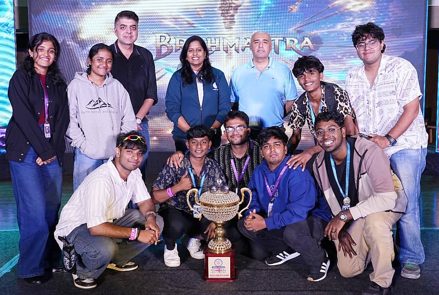 ‘ಕ್ರೆಸಿಂಡೊ-2025’ ಅಂತರ ಕಾಲೇಜು ಸಾಂಸ್ಕೃತಿಕ ಸ್ಪರ್ಧೆಗಳ ಉತ್ಸವದಲ್ಲಿ ಸಮಗ್ರ ತಂಡ ಪ್ರಶಸ್ತಿ ಪಡೆದ ಕ್ರಿಸ್ತು ಜಯಂತಿ ವಿಶ್ವವಿದ್ಯಾಲಯಕ್ಕೆ ಪಾರಿತೋಷಕ ನೀಡಲಾಯಿತು. ಸಿಂಧಿ ಕಾಲೇಜಿನ ಅಧ್ಯಕ್ಷ ಅವಿನಾಶ್ ಕುಕ್ರೇಜ, ಆಡಳಿತ ಮಂಡಳಿ ಸದಸ್ಯ ಕಿರಣ್.ಎಸ್ ಚಾವ್ಲಾ, ಪ್ರಾಂಶುಪಾಲರಾದ ಡಾ.ಎನ್.ಆಶಾ ಇದ್ದರು.