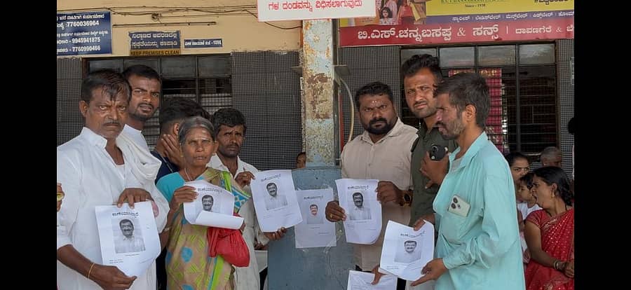 ಶಾಸಕ ಬಿ.ಪಿ. ಹರೀಶ್ ನಾಪತ್ತೆಯಾಗಿದ್ದಾರೆ ಎಂದು ಆರೋಪಿಸಿ ಜಿಲ್ಲಾ ಯುವ ಕಾಂಗ್ರೆಸ್ ಕಾರ್ಯಕರ್ತರು ಹರಿಹರದ ಬಸ್ ನಿಲ್ದಾಣದಲ್ಲಿ ಪೋಸ್ಟರ್ ಅಂಟಿಸಿದರು.