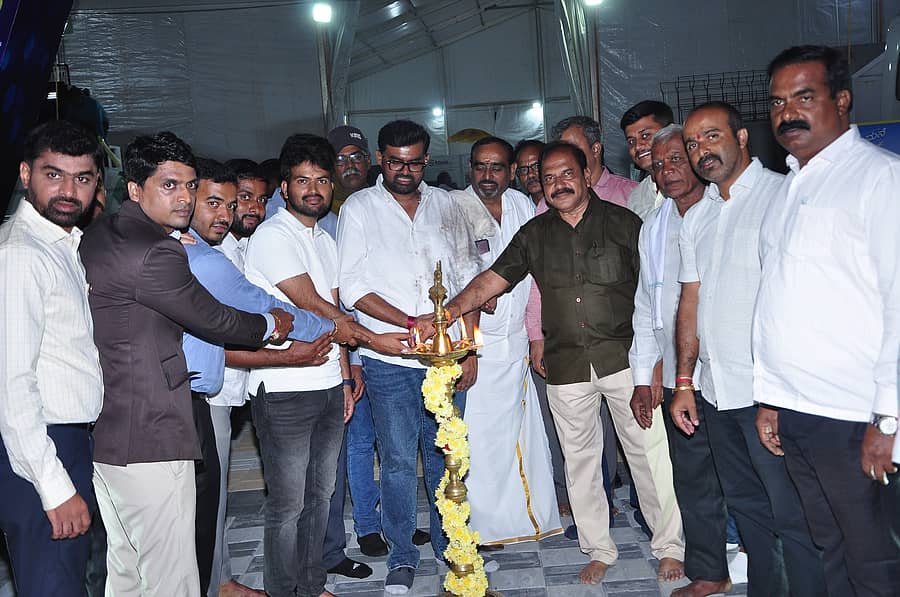 ಮಂಡ್ಯ ವಿಶ್ವವಿದ್ಯಾನಿಲಯದ ಆವರಣದಲ್ಲಿ ಆಯೋಜಿಸಿರುವ ‘ಕನ್ನಂಬಾಡಿ ಉತ್ಸವ’ಕ್ಕೆ ಗಣ್ಯರು ಚಾಲನೆ ನೀಡಿದರು