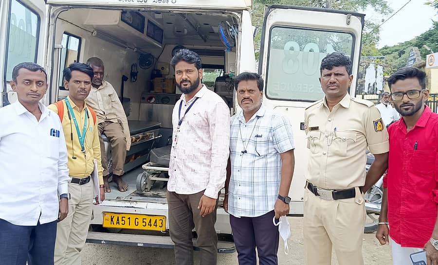 ಗುರುಮಠಕಲ್ ಪಟ್ಟಣದಲ್ಲಿದ್ದ ನಿರಾಶ್ರಿತ ಮಾನಸಿಕ ಅಸ್ವಸ್ಥರನ್ನು ಗುರುವಾರ ಜಿಲ್ಲಾಸ್ಪತ್ರೆಯ ಮಾನಸಿಕ ಚಿಕಿತ್ಸಾ ಕೇಂದ್ರಕ್ಕೆ ಸ್ಥಳಾಂತರಿಸಲಾಯಿತು