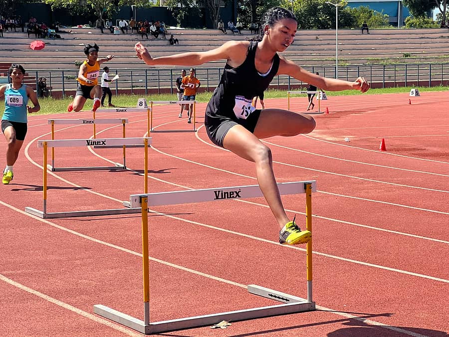 ಹರ್ಡಲ್ಸ್ನಲ್ಲಿ ಸ್ಪರ್ಧಿಯೊಬ್ಬರ ಓಟ