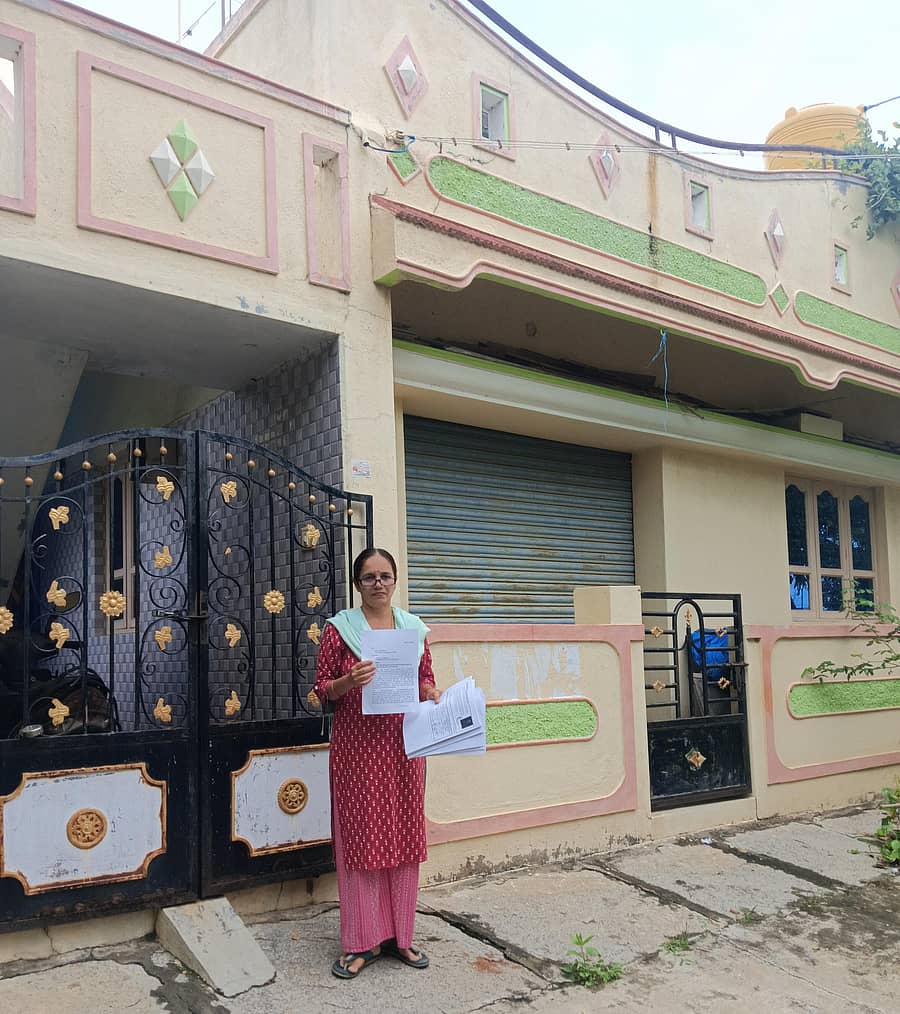 ಬಂಗಾರಪೇಟೆ ಶ್ರೀನಗರದ ಮನೆ ಮುಂದೆ ಸಾಲ ಮರು ಪಾವತಿ ದಾಖಲೆಗಳೊಂದಿಗೆ ಮಾಲತಿ