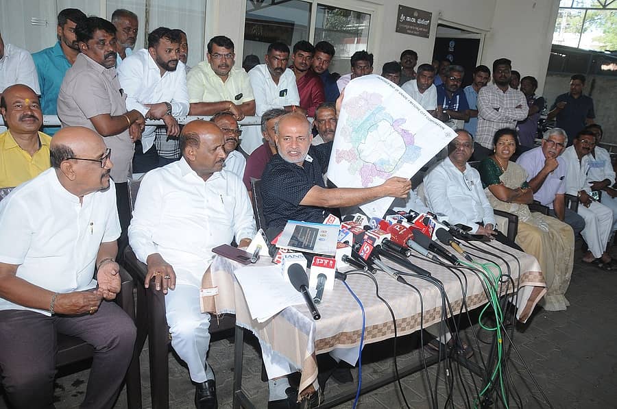 ಗ್ರೇಟರ್ ಮೈಸೂರು ಯೋಜನೆಯ ನೀಲನಕ್ಷೆಯನ್ನು ಸಾ.ರಾ. ಮಹೇಶ್ ಪ್ರದರ್ಶಿಸಿದರು. ವಿಧಾನಪರಿಷತ್ ಸದಸ್ಯ ಸಿ.ಎನ್. ಮಂಜೇಗೌಡ ಹಾಗೂ ಮುಖಂಡರು ಪಾಲ್ಗೊಂಡಿದ್ದರು