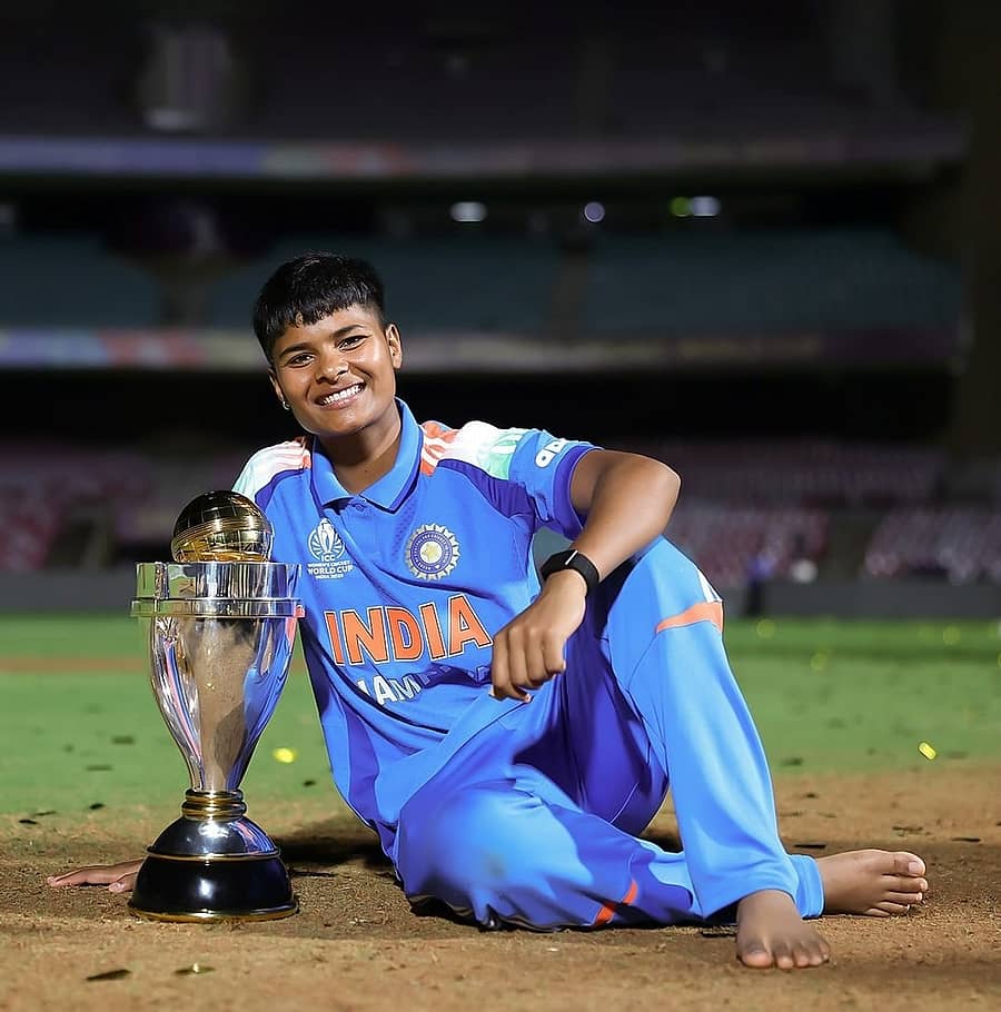 <div class="paragraphs"><p>ವಿಶ್ವಕ‍ಪ್ ಟ್ರೋಫಿ ಜೊತೆ ಭಾರತ ಮಹಿಳಾ ತಂಡದ ಆಟಗಾರ್ತಿ ಕ್ರಾಂತಿ ಗೌಡ್.</p></div>