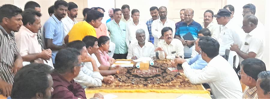 ತರೀಕೆರೆ ಪಟ್ಟಣದ ಪ್ರವಾಸಿ ಮಂದಿರದಲ್ಲಿ ರಾಷ್ಟ್ರೀಯ ಹೆದ್ದಾರಿ ಕಾಮಗಾರಿಯಲ್ಲಿ ಸಂತ್ರಸ್ತರಿಂದ ಉಡುಪಿ-ಚಿಕ್ಕಮಗಳೂರು ಸಂಸದ ಕೋಟ ಶ್ರೀನಿವಾಸ ಪೂಜಾರಿ ಅಹವಾಲು ಸ್ವೀಕರಿಸಿ ಅಧಿಕಾರಿಗಳೊಂದಿಗೆ ಸಮಾಲೋಚನೆ ನಡೆಸಿದರು