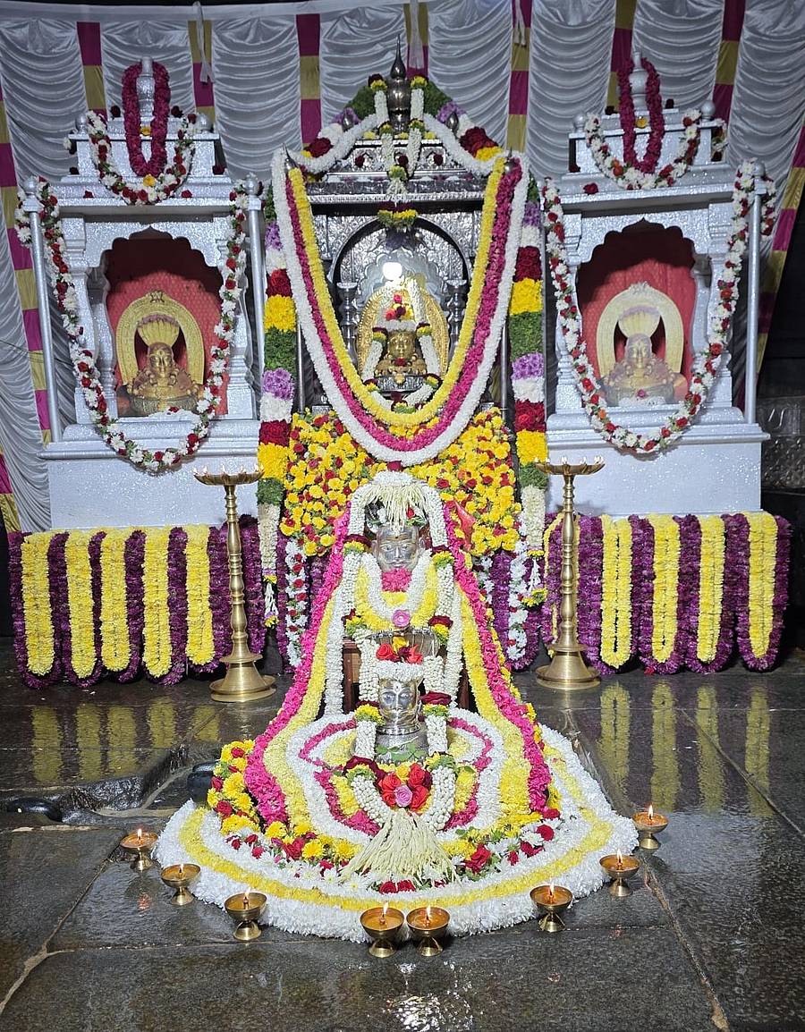 ಹೂವಿನಿಂದ ಅಲಂಕರಿಸಲಾದ ಗೋಕರ್ಣದ ಮಹಾಬಲೇಶ್ವರ ದೇವರ ಗರ್ಭಗುಡಿ.