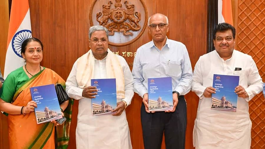 <div class="paragraphs"><p>ಮುಖ್ಯಮಂತ್ರಿ ಸಿದ್ದರಾಮಯ್ಯ ಅವರಿಗೆ&nbsp;ವರದಿ&nbsp;ಸಲ್ಲಿಸಿದ 'ಸಂಪನ್ಮೂಲ ಕ್ರೋಢೀಕರಣ ಸಮಿತಿ'</p></div>