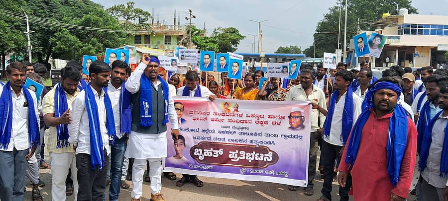 ಇಳಕಲ್ ಸಮೀಪದ ತುಂಬ ಗ್ರಾಮದ 14 ವರ್ಷದ ಬಾಲಕ ಪ್ರಜ್ವಲ್ ಹೊಸಮನಿಯ ಅನುಮಾನಾಸ್ಪದ ಸಾವಿನ ತನಿಖೆಗೆ ಆಗ್ರಹಿಸಿ ನಗರದಲ್ಲಿ ಪ್ರತಿಭಟನೆ ನಡೆಯಿತು