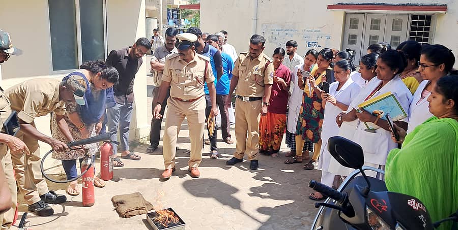ಹಿರೀಸಾವೆ ಸರ್ಕಾರಿ ಆಸ್ಪತ್ರೆಯಲ್ಲಿ ಗುರುವಾರ ಚನ್ನರಾಯಪಟ್ಟಣದ ಅಗ್ನಿ ಶಾಮಕ ಠಾಣೆಯ ಸಿಬ್ಬಂದಿ ಆಕಸ್ಮಿಕ ಬೆಂಕಿ ಅವಘಡಗಳು ಉಂಟಾದಾಗ ನಂದಿಸುವ ಬಗ್ಗೆ ಪ್ರಾತ್ಯಕ್ಷಿಕೆ ಮೂಲಕ ಮಾಹಿತಿ ನೀಡಿದರು