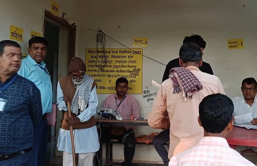 <div class="paragraphs"><p>ನಕ್ಸಲ್ ಪೀಡಿತ&nbsp;ಭೀಮಬಂದ್‌ನಲ್ಲಿ 20 ವರ್ಷಗಳ ಬಳಿಕ ಮತದಾನ</p></div>