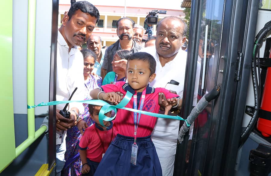 ಮಂಡ್ಯದ ಮೈಷುಗರ್ ಶಾಲೆಗೆ ಸಿ.ಎಸ್.ಆರ್. ನಿಧಿಯಿಂದ ಕೇಂದ್ರ ಸಚಿವ ಎಚ್.ಡಿ.ಕುಮಾರಸ್ವಾಮಿ ಅವರು ಶಾಲಾ ವಾಹನವನ್ನು ನೀಡಿದ ಸಂದರ್ಭ ಮಕ್ಕಳನ್ನು ಬಸ್ ಹತ್ತಿಸಿದರು