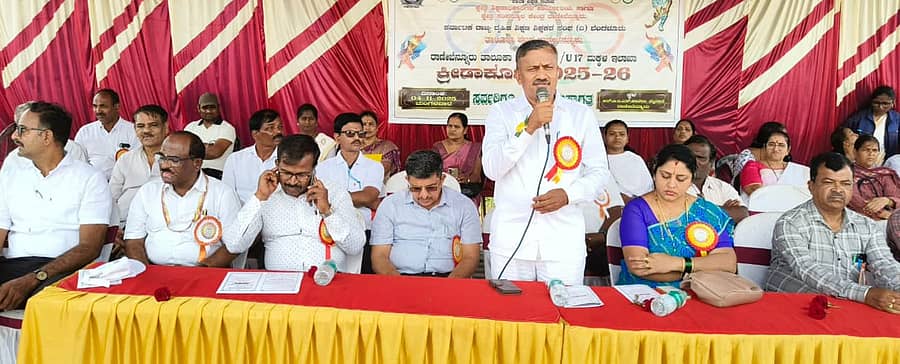 ರಾಣೆಬೆನ್ನೂರಿನ ಆರ್ಟಿಇಎಸ್ ಕಾಲೇಜಿನ ಮೈದಾನದಲ್ಲಿ 14 ವಯೋಮಾನದ ಪ್ರಾಥಮಿಕ ಮತ್ತು 17 ವಯೋಮಾನದ ಪ್ರೌಢ ಶಾಲೆ ವಿದ್ಯಾರ್ಥಿಗಳ ತಾಲ್ಲೂಕು ಮಟ್ಟದ ಕ್ರೀಡಾಕೂಟದಲ್ಲಿ ನಗರಾಭಿವೃದ್ಧಿ ಪ್ರಾಧಿಕಾರದ ಅಧ್ಯಕ್ಷ ವಿರೇಶ ಮೋಟಗಿ ಮಾತನಾಡಿದರು