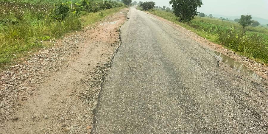 ಕವಿತಾಳ ಸಮೀಪದ ಹಿರೇಹಣಿಗಿ ಬಾಗಲವಾಡ ಸಂಪರ್ಕಿಸುವ ಮುಖ್ಯ ರಸ್ತೆ ಹಾಳಾಗಿರುವುದು.