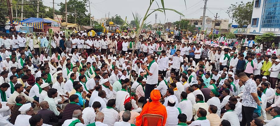 ಕಬ್ಬಿಗೆ ಉತ್ತಮ ಬೆಲೆ ನಿಗದಿಗೆ ಒತ್ತಾಯಿಸಿ ಕಬ್ಬು ಬೆಳೆಗಾರರ ಸಂಘದವರು ಕರೆ ನೀಡಿದ್ದ ಅಫಜಲಪುರ ಬಂದ್ ಅಂಗವಾಗಿ ರೈತರು ರಸ್ತೆ ಬಂದ್ ಮಾಡಿ ಪ್ರತಿಭಟಿಸಿದರು