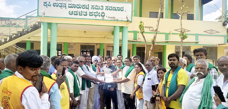 ಸವಣೂರು ಪಟ್ಟಣದ ಎಪಿಎಂಸಿ ಕಚೇರಿ ಮುಂಭಾಗದಲ್ಲಿ ವಿವಿಧ ರೈತ ಸಂಘಟನೆಗಳ ನೇತೃತ್ವದಲ್ಲಿ ಪ್ರತಿಭಟನೆ ಕೈಗೊಂಡು ವಿವಿಧ ಬೇಡಿಕೆಗಳನ್ನು ಈಡೇರಿಸುವಂತೆ ಒತ್ತಾಯಿಸಿ ತಹಶೀಲ್ದಾರ್ ರವಿಕುಮಾರ ಕೊರವರ ಮೂಲಕ ಜಿಲ್ಲಾ ಉಸ್ತುವಾರಿ ಸಚಿವರಿಗೆ ಮನವಿ ಸಲ್ಲಿಸಿದರು