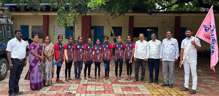 ಕೆಂಭಾವಿ ಸಮೀಪ ಪರಸನಹಳ್ಳಿ ಗ್ರಾಮದ ಪಿಎಂಶ್ರೀ ಸರ್ಕಾರಿ ಮಾದರಿಯ ಪ್ರಾಥಮಿಕ ಶಾಲೆ ಬಾಲಕಿಯರು ಕಬಡ್ಡಿ ವಿಭಾಗ ಮಟ್ಟದ ಕ್ರೀಡಾಕೂಟದಲ್ಲಿ ಗೆಲುವು ಸಾಧಿಸಿ ರಾಜ್ಯ ಮಟ್ಟಕೆ ಆಯ್ಕೆಯಾದರು