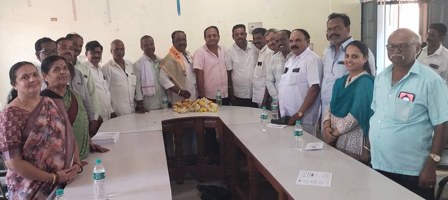 ಸಾಸ್ವೆಹಳ್ಳಿ ಪ್ರಾಥಮಿಕ ಕೃಷಿ ಪತ್ತಿನ ಸಹಕಾರ ಸಂಘದ ಅಧ್ಯಕ್ಷರಾಗಿ ಅವಿರೋಧವಾಗಿ ಆಯ್ಕೆಯಾದ ಜಿ. ರುದ್ರನಗೌಡ ಅವರನ್ನು ನಿರ್ದೇಶಕರು ಅಭಿನಂದಿಸಿದರು
