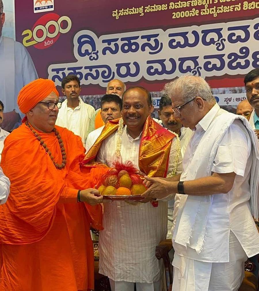 ಹುಕ್ಕೇರಿ ಗ್ರಾಮೀಣ ವಿದ್ಯುತ್ ಸಹಕಾರ ಸಂಘದ ಅಧ್ಯಕ್ಷರಾಗಿ ಆಯ್ಕೆಯಾದ ಮಹಾವೀರ ನಿಲಜಗಿ ಅವರನ್ನು ಧರ್ಮಸ್ಥಳದ ವೀರೇಂದ್ರ ಹೆಗ್ಗಡೆ ಅವರು ಸತ್ಕರಿಸಿದರು