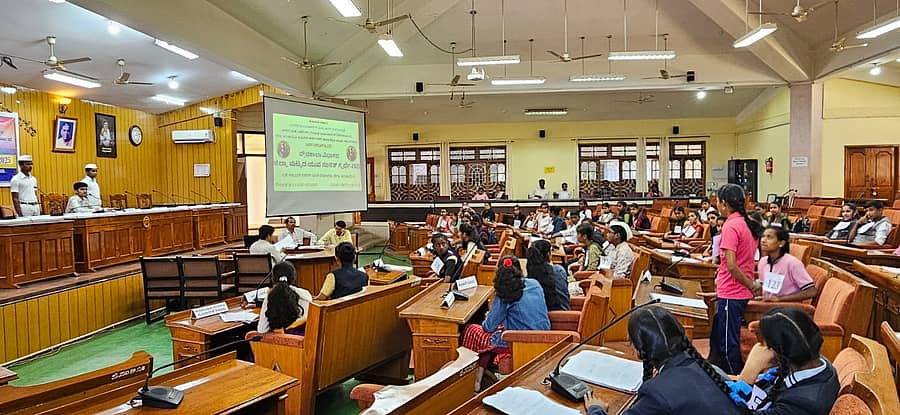 ಜಿಲ್ಲಾ ಮಟ್ಟದ ಯುವ ಸಂಸತ್ ಸ್ಪರ್ಧೆಯಲ್ಲಿ ಭಾಗವಹಿಸಿದ್ದ ವಿದ್ಯಾರ್ಥಿಗಳು